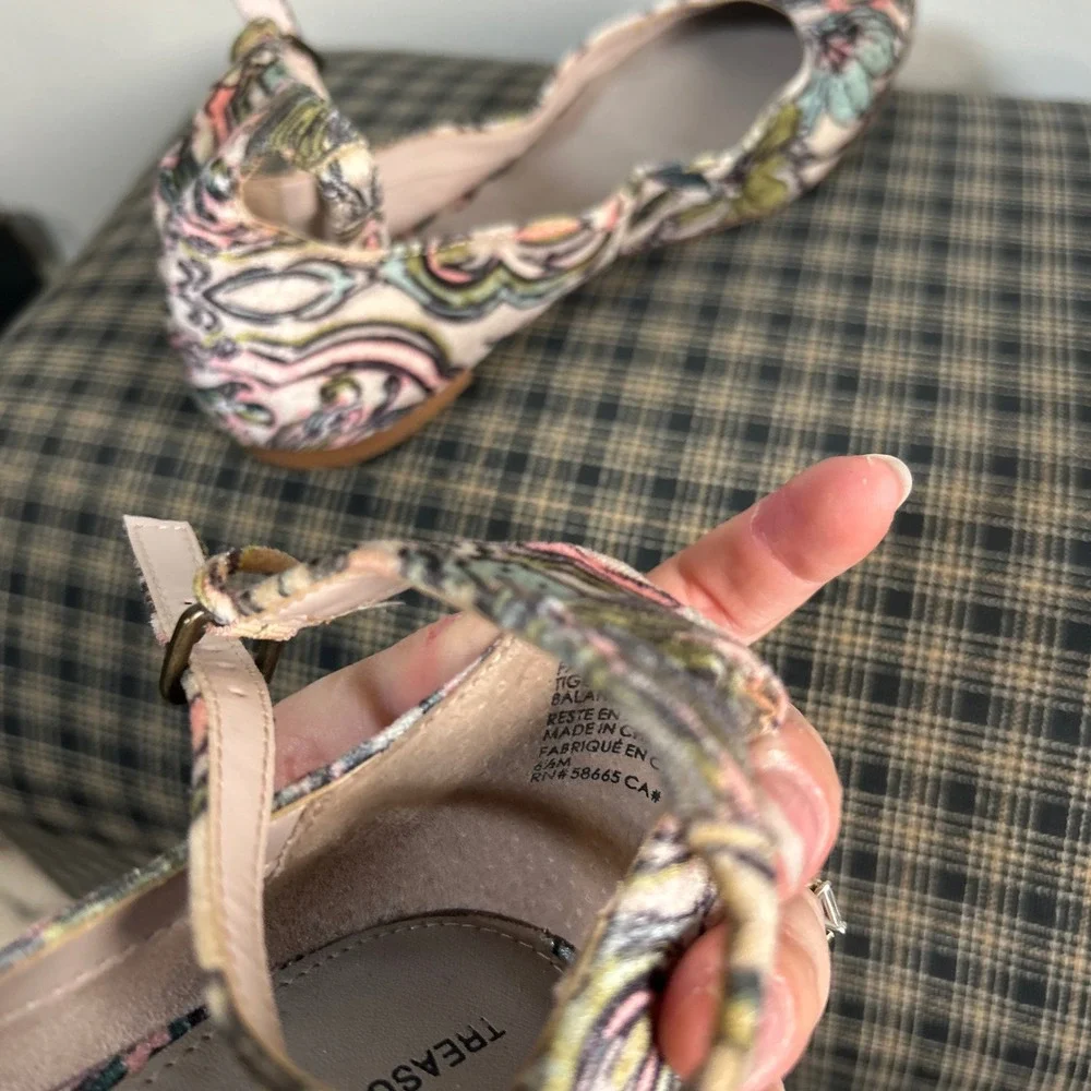 GUC Treasure & Bond Flats Ankle Strap Size 6.5M Multicolor Floral Tapestry